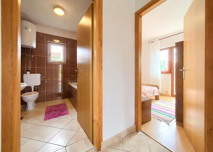 With Terrace And Private Parking Appartamento Rasopasno