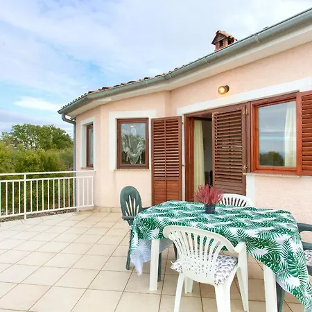 Apartment With Terrace And Private Parking Rasopasno