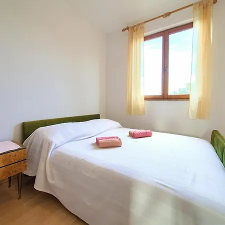 Apartment With Terrace And Private Parking Rasopasno