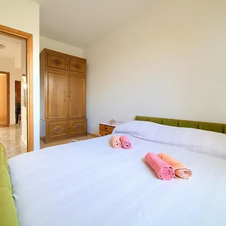 Apartment With Terrace And Private Parking *
